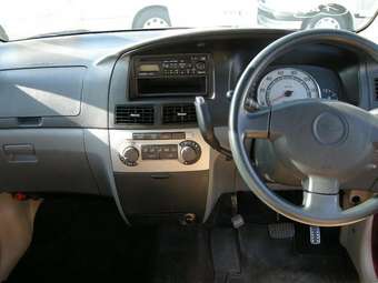 2004 Daihatsu Move Images