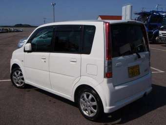 2004 Daihatsu Move Photos