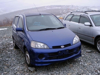 2000 Daihatsu YRV