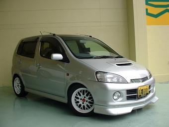 2000 Daihatsu YRV