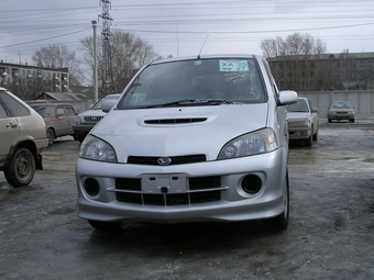 2000 Daihatsu YRV