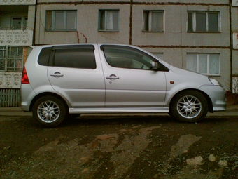 2000 Daihatsu YRV
