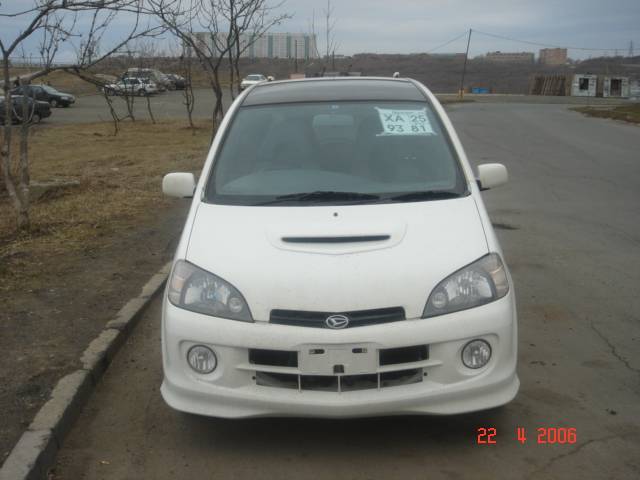 2000 Daihatsu YRV