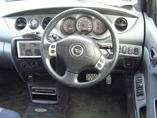 2000 Daihatsu YRV
