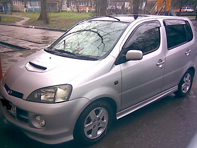 2000 Daihatsu YRV