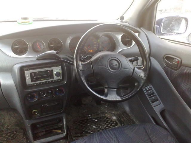 2000 Daihatsu YRV