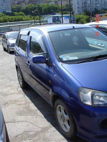 2000 Daihatsu YRV