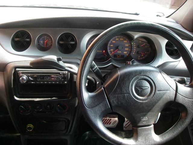 2000 Daihatsu YRV