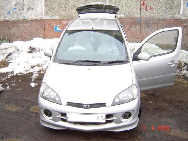 2000 Daihatsu YRV