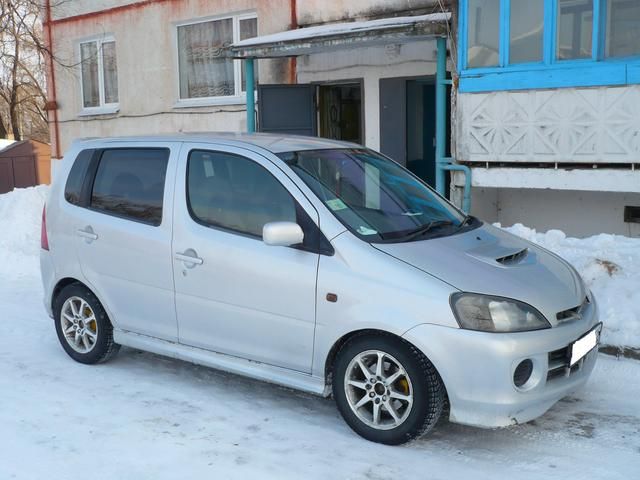 2000 Daihatsu YRV