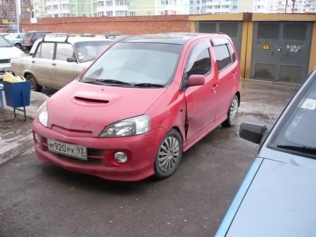 2000 Daihatsu YRV
