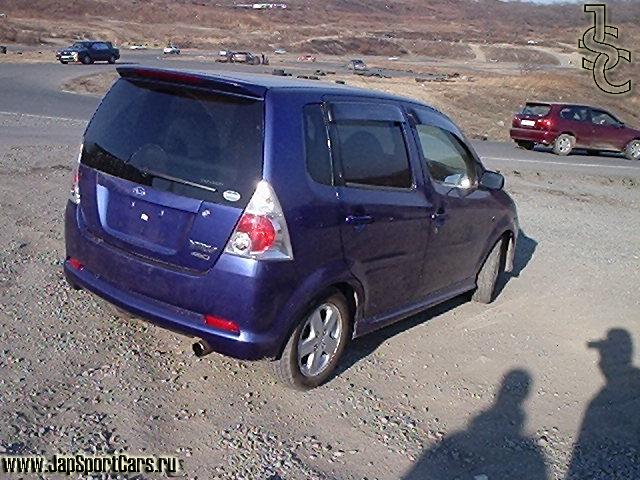 2000 Daihatsu YRV Images