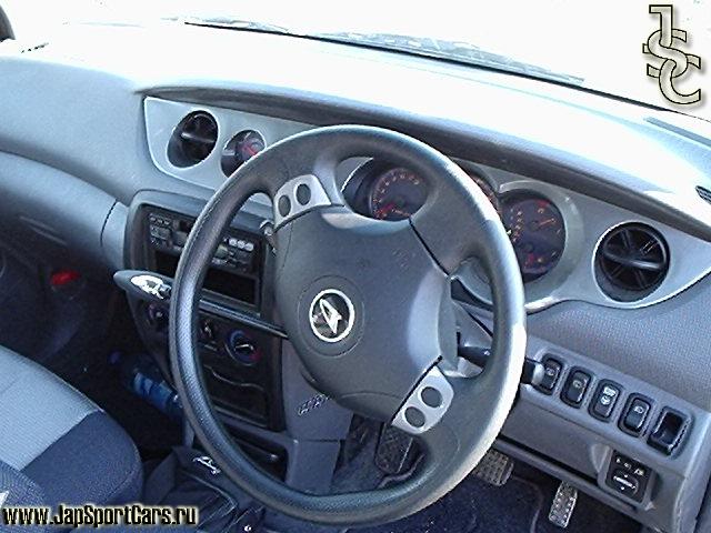 2000 Daihatsu YRV Pictures