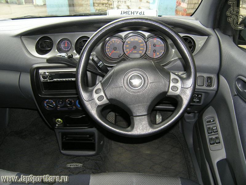 2000 Daihatsu YRV Photos