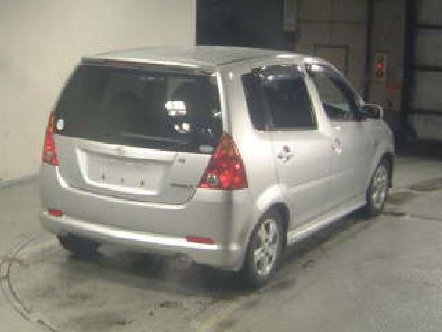 2000 Daihatsu YRV Pictures