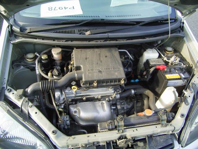 2000 Daihatsu YRV Pics