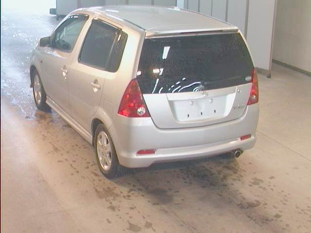 2000 Daihatsu YRV Pictures