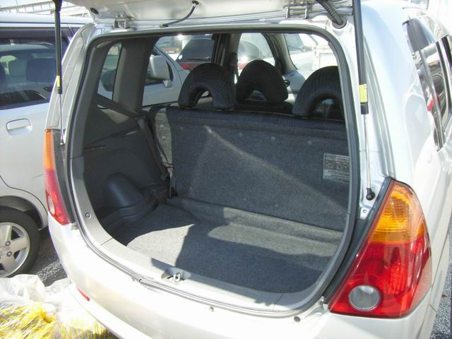 2000 Daihatsu YRV Images