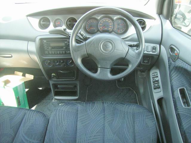 2000 Daihatsu YRV Pics