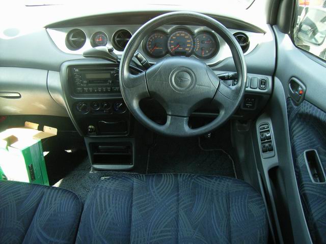 2000 Daihatsu YRV Pictures