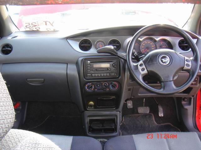 2000 Daihatsu YRV Pictures
