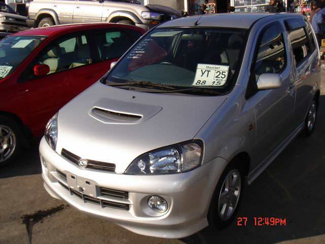 2000 Daihatsu YRV Photos