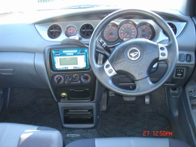 2000 Daihatsu YRV Pictures