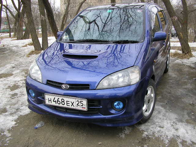 2000 Daihatsu YRV Photos