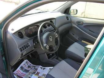 2000 Daihatsu YRV Images