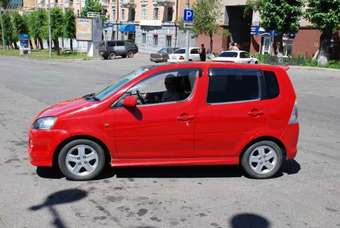2000 Daihatsu YRV Photos