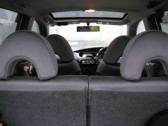2000 Daihatsu YRV Pictures
