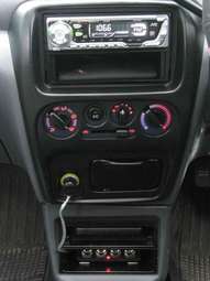 2000 Daihatsu YRV Pictures