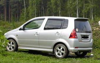 2000 Daihatsu YRV Images
