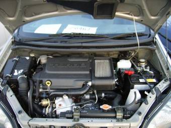 2000 Daihatsu YRV Pics