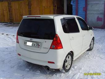 2000 Daihatsu YRV Images