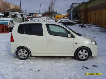 2000 Daihatsu YRV Pictures