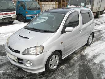 2000 Daihatsu YRV Photos