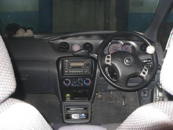 2000 Daihatsu YRV Images