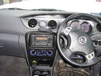 2000 Daihatsu YRV Pics