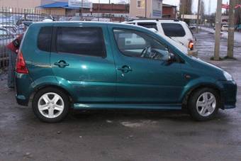 2000 Daihatsu YRV Pictures