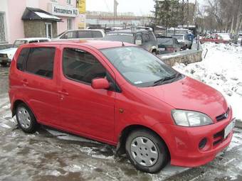 2000 Daihatsu YRV Photos