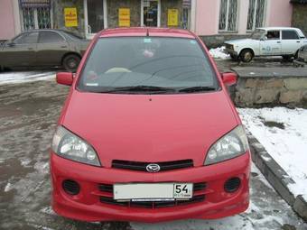 2000 Daihatsu YRV Pictures