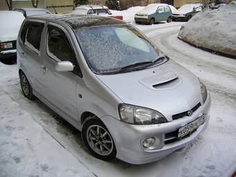 2000 Daihatsu YRV Pictures