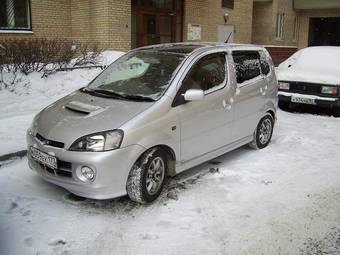 2000 Daihatsu YRV Pics