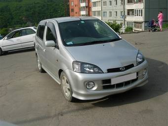 2000 Daihatsu YRV Photos