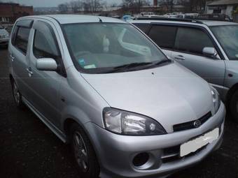 2000 Daihatsu YRV Photos