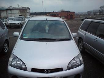 2000 Daihatsu YRV Pictures