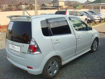 2000 Daihatsu YRV Photos