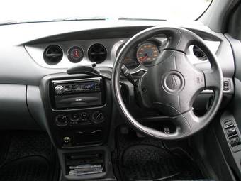 2000 Daihatsu YRV Pictures