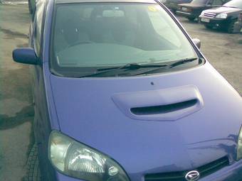 2000 Daihatsu YRV Images